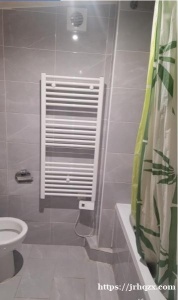 93区别墅有房出租，独立二房一厅，安静有包暖气有EDF，有合同，离快线RE13分钟