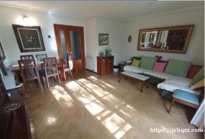 Urgel三房一独立厅两卫，厨房带封闭式阳台，离地铁口走路五分钟，带空调和暖气，家门口有公交车119