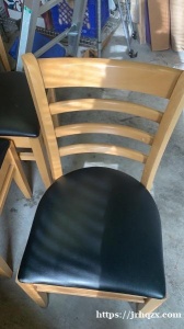 歺舘用的椅子新的没用过，皮面实木, 20张. 开价就卖. 白菜价有兴趣加微信