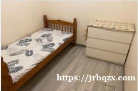 有一个房间出租350欧元，一个月押金一个月房租，中央供暖有网线，有2个小窗户，只租中国人，只租一个人