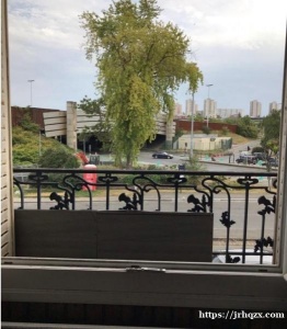 直接房东,别墅里一房间出租360欧全包。位于Noisy le sec,公交车坐车一个站可到欧尚和3号