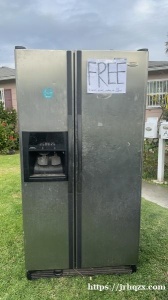 我有一个冰箱免费送，在San Gabriel 自取，电话6263797908