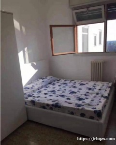 在米兰 有2 个房间打铺 2个厕所 价格可商量 位于绿线终点站abbiategrasso附近