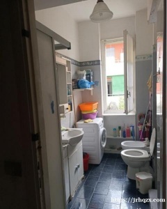 紫线segesta/红线gambara单间 四室的单间，有阳台 2楼步梯，4个房间房东一间，一间夫妻