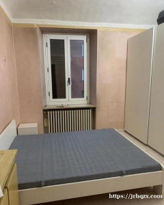 房间搭铺 corso vercelli 1+1 超市附近出租一个大房间带阳台 出租 两个厕所