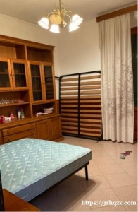 中国街450号公交车站那里附近，离中文学校不远！非常安静！住宅落地房！有正规大房间搭配！