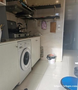 本人福建人有床位出租，位置在la courneuve7号线底，中国店附近，家具，网络有需要请联系谢谢