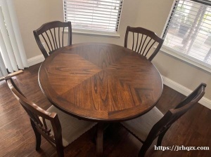 出售实木餐桌和四把餐椅$320，桌面直径1.2米（需自提）地区95828.（工作时无接听请短信联系）
