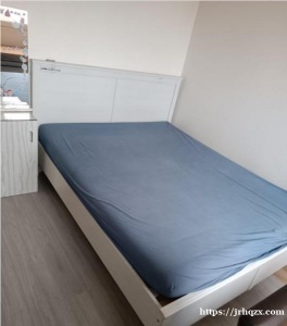 一月一日开始94区近十三区T9第三站下车两分钟，小区内高楼有一独立大房间出租，家里人少安静