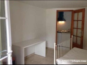 Creteil Préfecture 步行15分钟，或者公交3站，近公交车站，生活便利，附近有超市