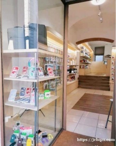 Pistoia 市中心手机店转让，店面宽敞明亮，，专修时尚，人流量大80 平。  有意联系