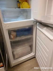 冰箱1年久的。搬家了。新的价格450左右。所以卖掉