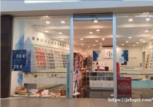 维修店转让，imola 在Bologna 周边，店口位置在购物中心人流量大生意稳定，有发展空间