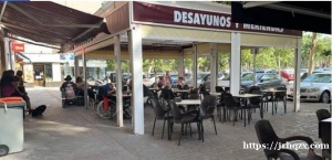 马德里酒吧转让，1路地铁alto de Arenal附近社区酒吧转让，就在超市旁边，人流量很大