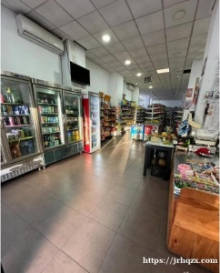 Usera糖果店带百元店带水果店转让。店面200多平方米，房租便宜，干净整洁，在usera市政府对面