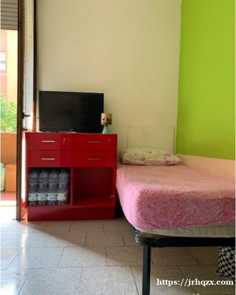 米兰市内PIAZZA NIZZA附近.320 €.押一付一.有一位男士单人床位出租.安静 米兰市内PIAZZA NIZZA附近.320 €.押一付一.有一位男士单人床位出租.安静
