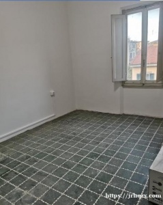 Via ciliani 小凯越方向 全翻新 4个房间阁楼还有2个房间房租1200一家人要住里面