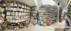 bologna市中心新装修精品店出售，正中心人流量大，步行街，房租该区域最低/可以带货也可以空点转让