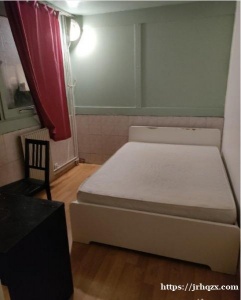 3号线底Gallieni山顶有一单间出租！房间有窗户空气流畅，网络，洗衣机都有！
