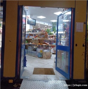 杂货小吃店 转让巴黎14区，地址 ：40 bd brune 75014 ,刚开1年多， 想转行