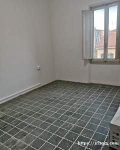 Via ciliani 小凯越方向 全翻新 4个房间阁楼还有2个房间房租1200一家人要住里面