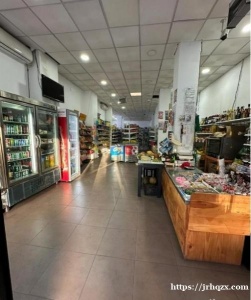 Usera糖果店带百元店带水果店转让。店面200多平方米，房租便宜，干净整洁，在usera市政府对面