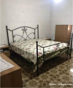 via carlo marx(罗马小公园)旁边有一大房间搭铺，本人就一家人住，安静，交通方便