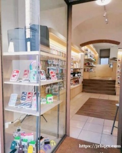 Pistoia 市中心手机店转让，店面宽敞明亮，，专修时尚，人流量大80 平。有意联系