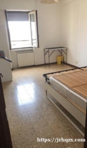 近udine地铁口走路7 8分钟 ，不想走路也可以坐bus 。大房间双人床 有柜子 有暖气 有电梯