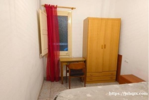 巴塞罗那大床房，小房间出租。位于Gràcia区分，L4 joanic附近。有电梯。楼下有公交车