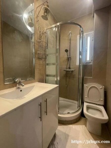 马德里中心Salamanca区 7号线Parque de las avenidas地铁口步行3分钟