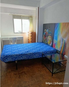 Usera大街有大房间出租 只租一个人 希望不吸烟的上班族人士入住