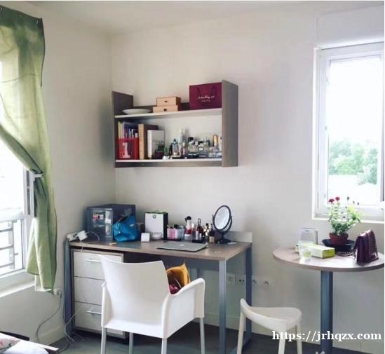 1号独立单间公寓短租。富人区,20平,周租280欧/周,月租790欧。压一付一,即日起住。 1号独立单间公寓短租。富人区,20平,周租280欧/周,月租790欧。压一付一,即日起住。