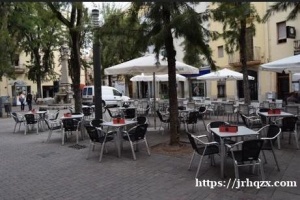 巴塞罗那郊区vilanova i la geltru旺街酒吧带餐转让，店面位于商业街，旁边有两个学校