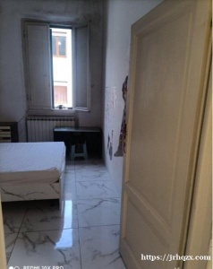 时代广场后面有大小房间搭铺长期临时都可以，爱干净有工作优先有意者电话联系