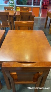 因餐馆换新桌椅，出售二手实木桌椅，四人桌带四个椅子