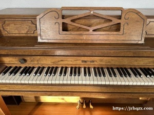 家里买了新的钢琴，闲置旧钢琴免费自取