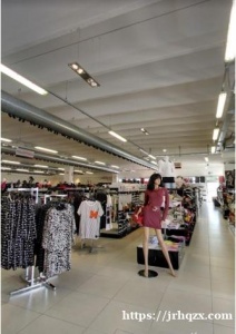 Conegliano附近转让一家1500平方米的百货服装店，生意稳定， 也可以空店面转让