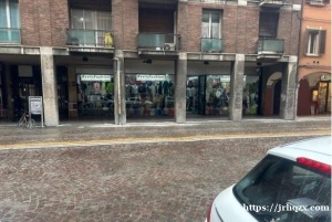 Bologna 市中心店铺低价转让，135平方米店铺面积，25平方米仓库，门口六个落地镜