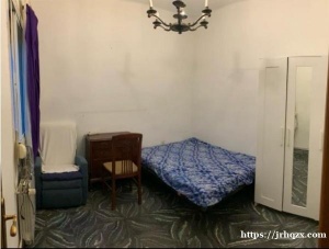 entenca地铁口大房间出租，⑥楼带电梯，楼下就是mercadona，交通方便