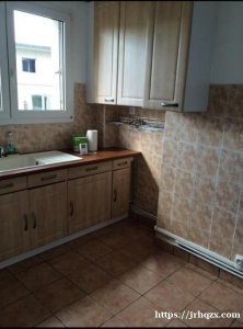 套间出租，离7号地铁终点站500米，家乐福隔壁，3楼，无电梯，包杂费，05/01/2022起可以入住