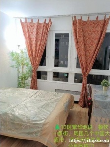 13区中国城繁华地段。短租，楼下多个超市和餐馆.酒吧.租一间房，14平方米。4分左右到地铁