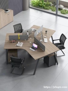 出办公室三人位新款创意办公桌➕柜子  有意向的朋友可以联系. +79652825755 微信号: s