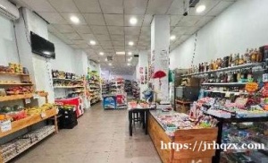 Usera糖果店带百元店带水果店转让。店面200多平方米，房租便宜，干净整洁