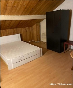 生活方便，购物大超市一分钟，车站3分钟。别墅中的一间。租17平方租300欧加80杂费，顶楼有窗户。