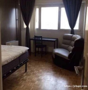 由于房客回国,现有一个房间出租,房子位于地铁8号线附近, 走路1分钟即可到达creteil univ