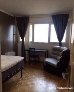 由于房客回国，现有一个房间出租，房子位于地铁8号线附近， 走路1分钟即可到达creteil univ