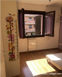 via adriano zarini 266号附近新装修房子，有一个房间空着,有阳台,太阳光线好