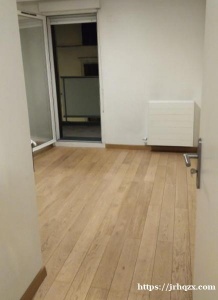 两房一厅其中一个大房间带暖气和小阳台出租，有家具，厨房，网络，客厅电视。在12号线地铁：3分钟，