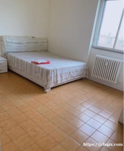 位于米兰Quarto Oggiaro有大房间出租带一个卫生间独立用专用的适合爱干净的租客，房东好说话